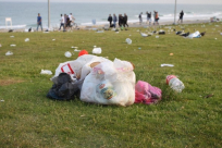 بالصور: متنزهات مدينة يافا وشواطئها - أزمة حاويات أم أزمة أخلاقيات !